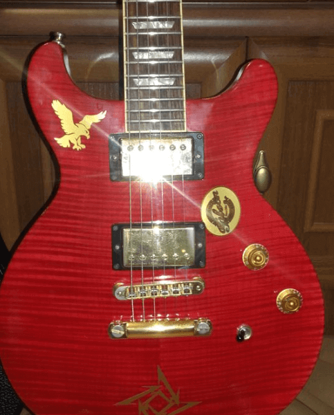 Наклейка золотистого цвета на деку гитары