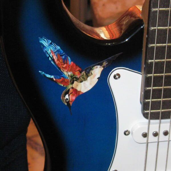 Наклейка колибри на деку гитары